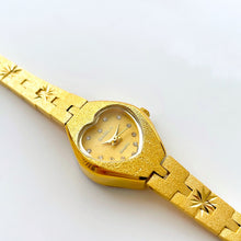 Load image into Gallery viewer, Retro Ladies Gold-Plated Quartz Watch with Heart Shaped Dial
