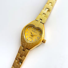 Load image into Gallery viewer, Retro Ladies Gold-Plated Quartz Watch with Heart Shaped Dial
