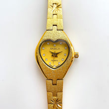 Load image into Gallery viewer, Retro Ladies Gold-Plated Quartz Watch with Heart Shaped Dial
