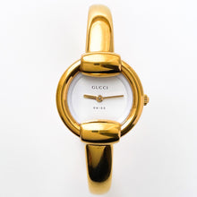 Load image into Gallery viewer, 90s Gold-Plated Gucci 1400L Bangle Quartz Watch with Horsebit Design and White Dial
